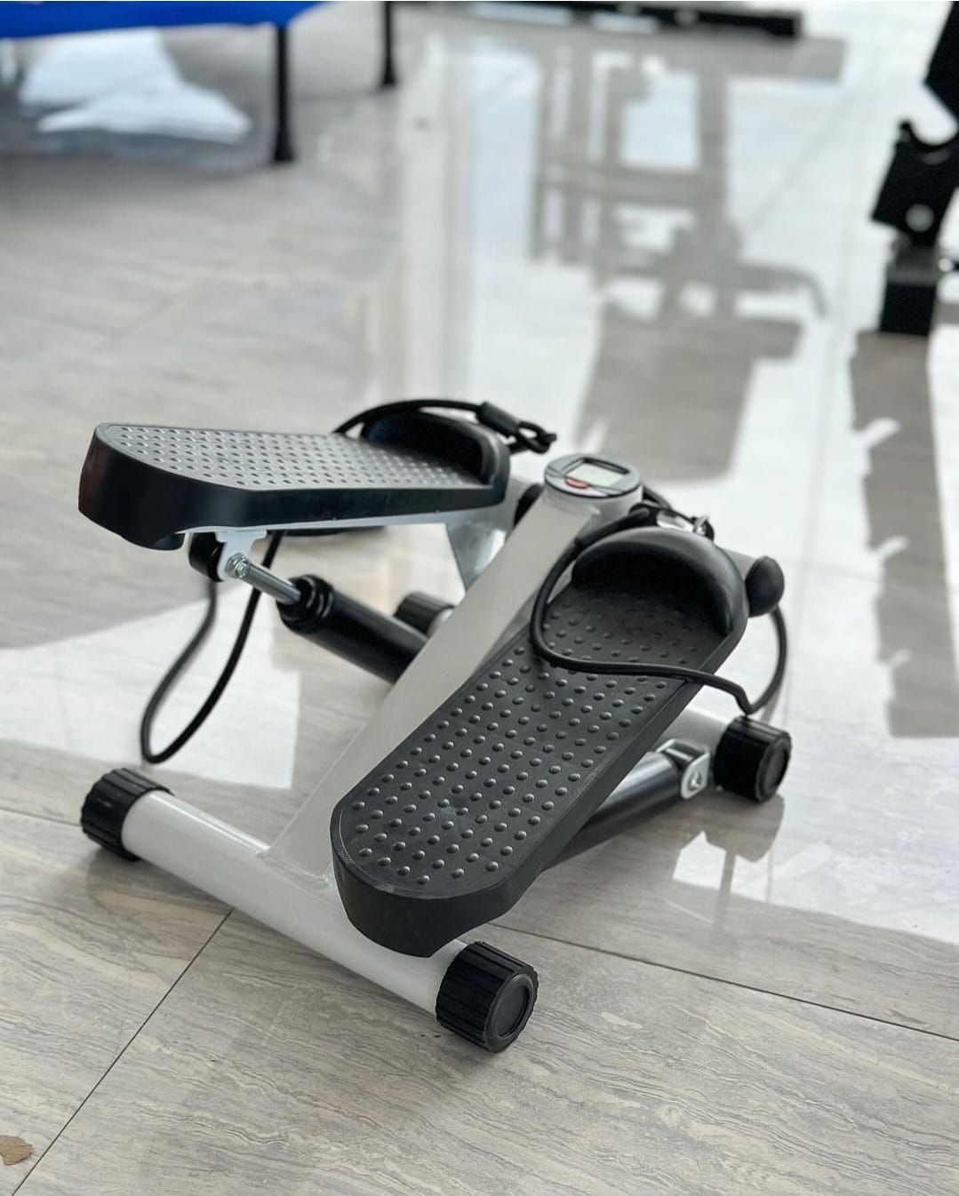 LATERAL MINI STEPPER WITH RESISTANCE BANDS image 2